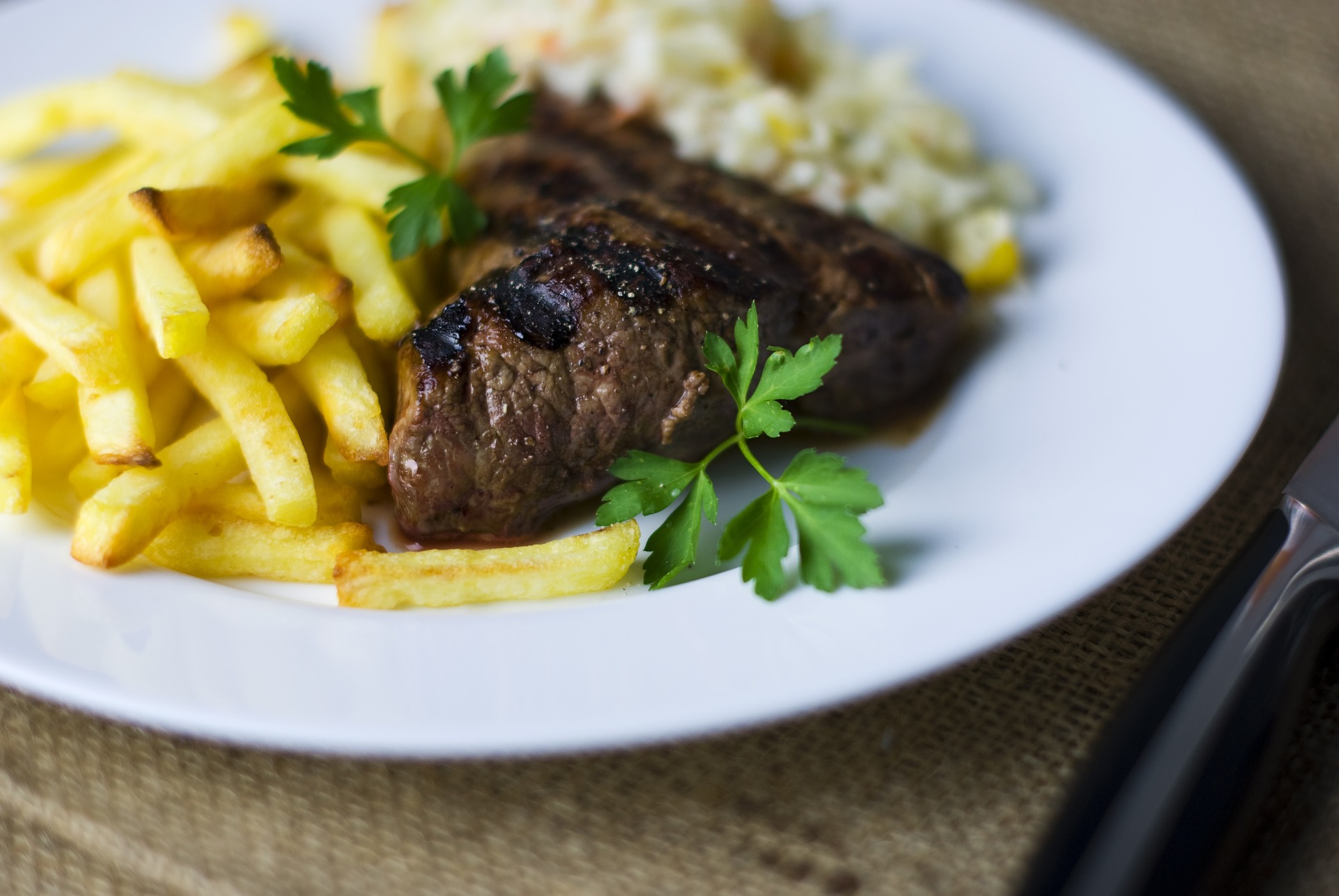 Repas Steak-Frites organisé par l'ESM de St Guen